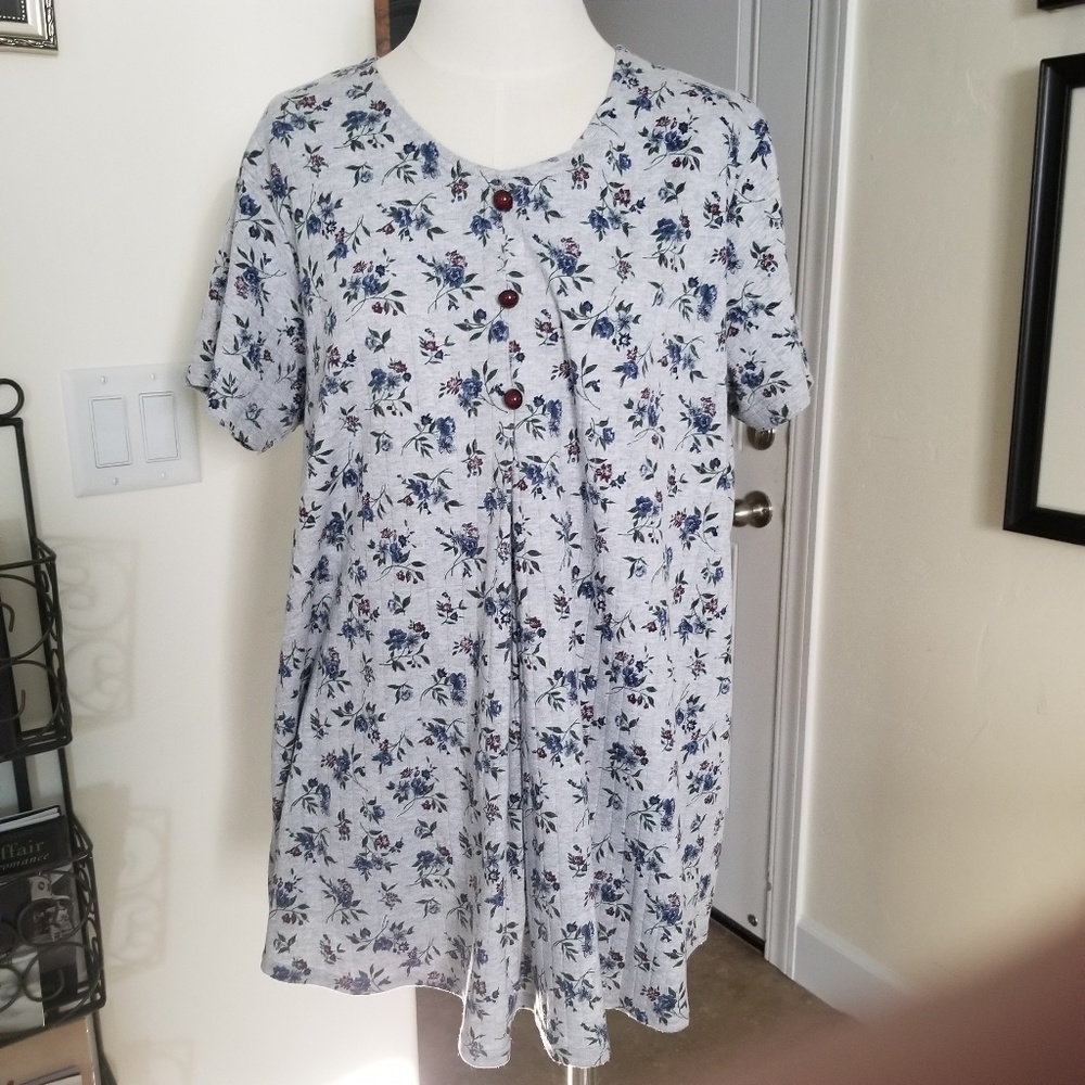 New Addition Maternity top Sz L gray print EUC